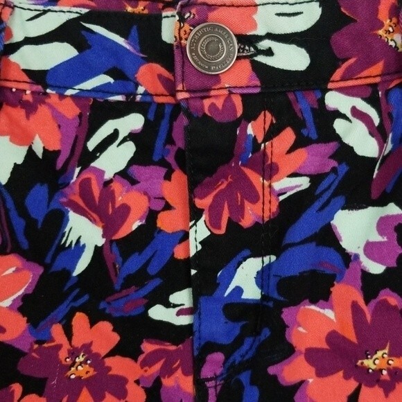 SO shorts with multicolored floral design sz 15 - Picture 4 of 6